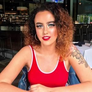 Meet your Posher, Caitlin